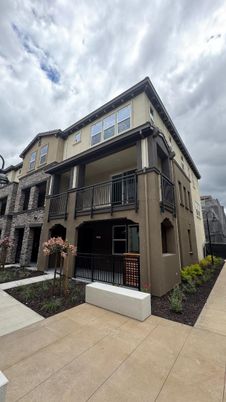 Exterior, Facade, Rowhouse