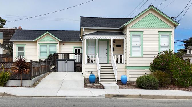 Exterior, Facade, Queen Anne Victorian