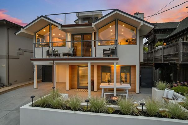 Exterior, Facade, Modern
