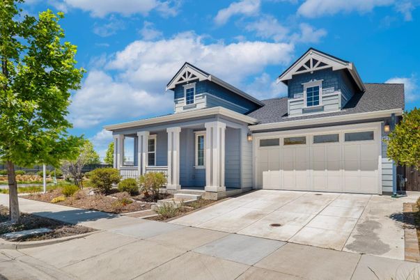 Attached, Exterior, Facade, American Craftsman