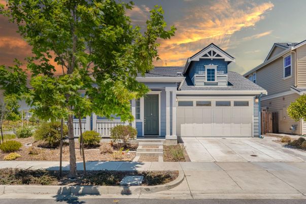 Attached, Exterior, Facade, American Craftsman