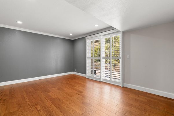 Empty room, Interior, Recessed Lighting, Wood Texture Flooring