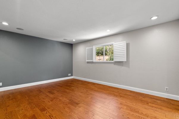 Empty room, Interior, Recessed Lighting, Wood Texture Flooring