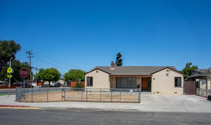 Exterior, Facade, Ranch
