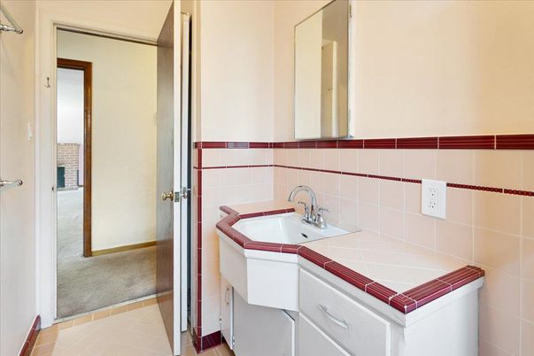 Bathroom, Interior, Tile Countertops