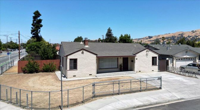 Attached, Exterior, Facade, Ranch