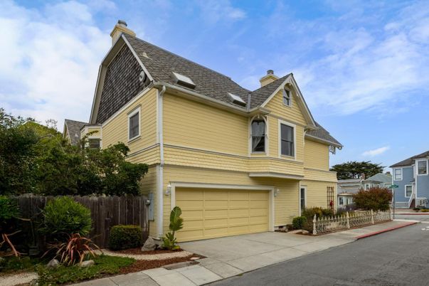 Attached, Exterior, Facade, Queen Anne Victorian