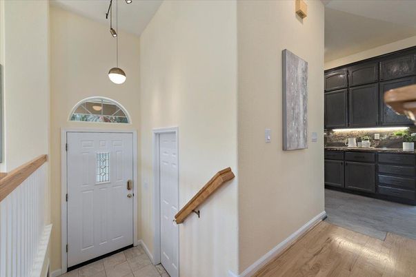 Interior, Pendant Lights, Wood Texture Flooring