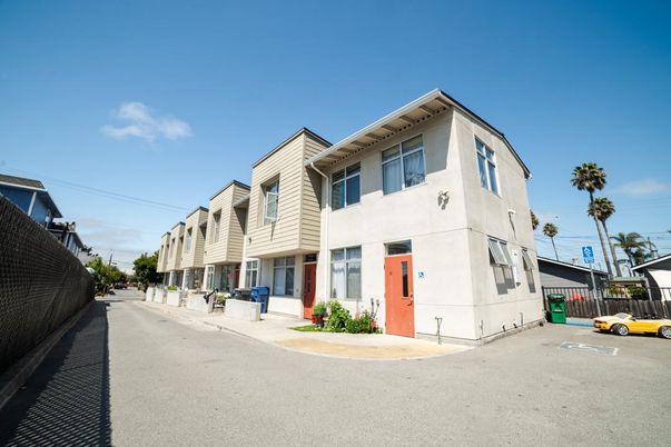 Exterior, Facade, Modern