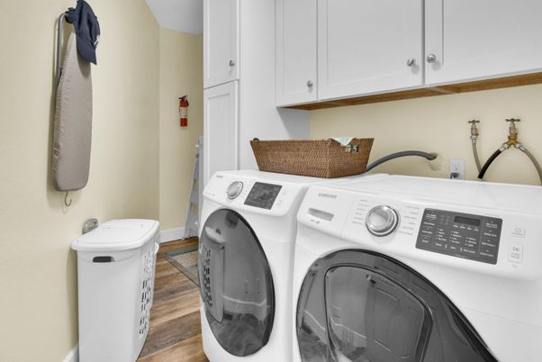 Interior, Washer, Wood Texture Flooring