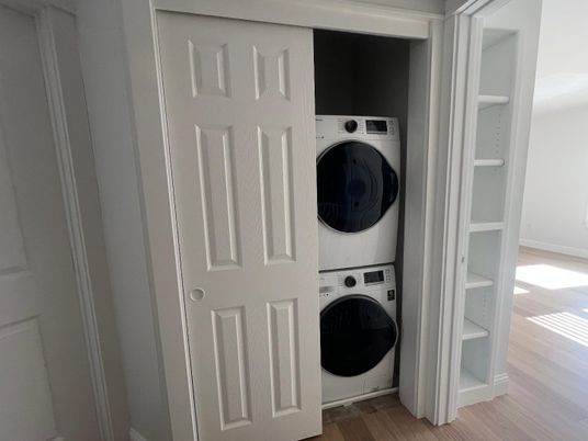 Interior, Utility Closets, Washer, Wood Texture Flooring