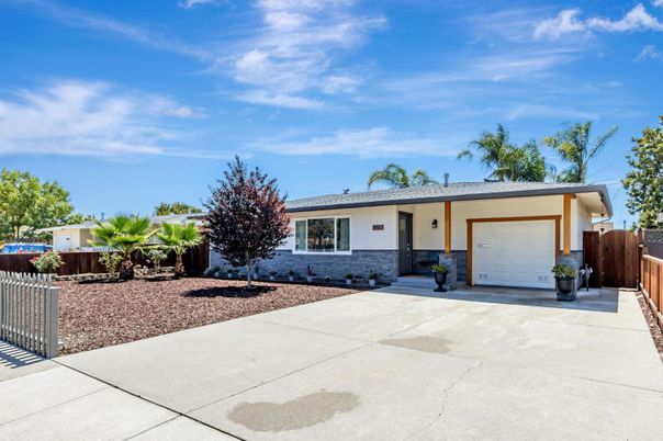 Attached, Exterior, Facade, Ranch
