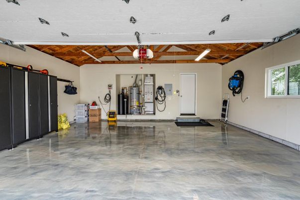 Garage, Interior, Wooden Beams