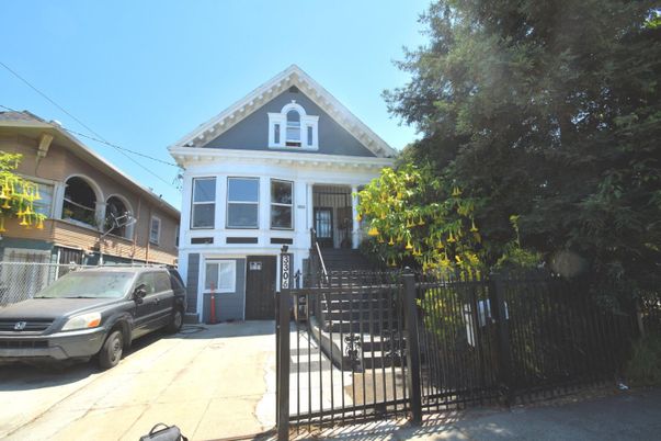 Exterior, Facade, Queen Anne Victorian