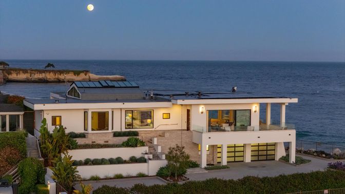 Attached, Exterior, Facade, Water, Modern