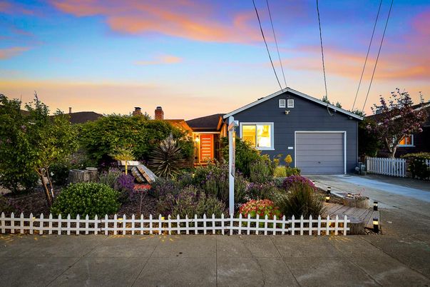Attached, Exterior, Facade, Ranch