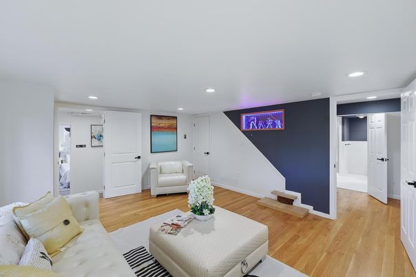 Interior, Living room, Recessed Lighting, Wood Texture Flooring