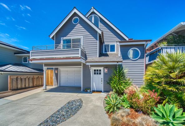 Attached, Exterior, Facade, American Craftsman