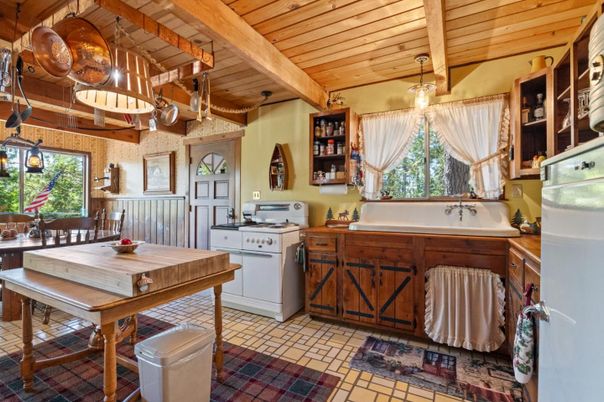 Dining room, Interior, Kitchen, Pendant Lights, Wooden Beams, Wooden Ceilings