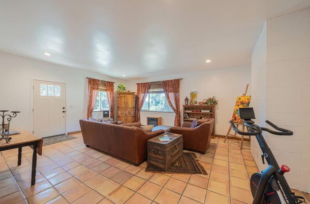 Fitness Equipment, Interior, Living room, Recessed Lighting