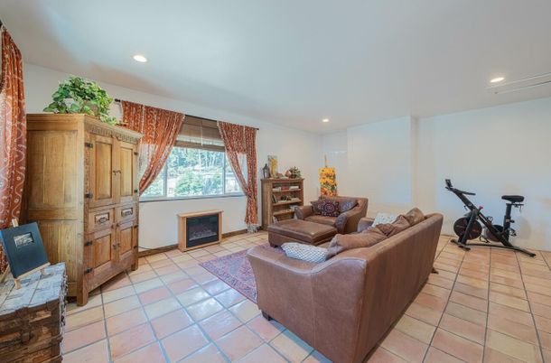 Fireplace, Fitness Equipment, Interior, Living room, Recessed Lighting