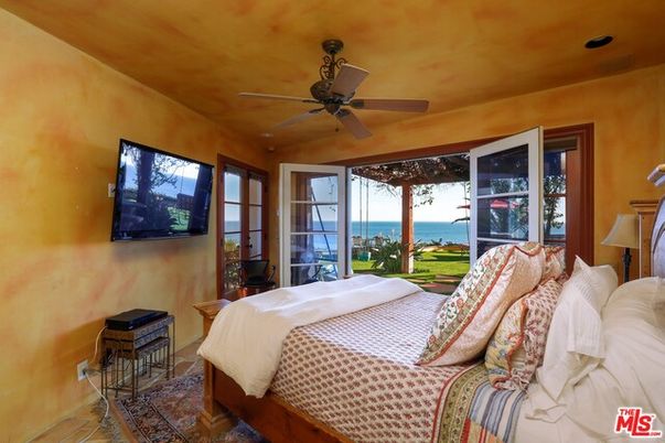 Bedroom, Interior, Water