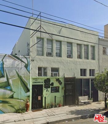 Exterior, Facade, Rowhouse