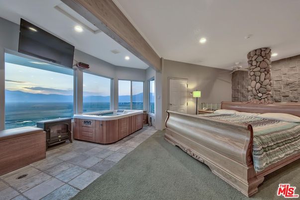 Bedroom, Hot Tub, Interior, Recessed Lighting, Water
