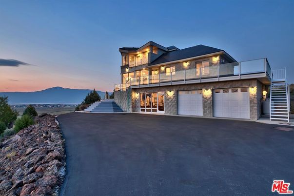 Attached, Exterior, Facade, Modern