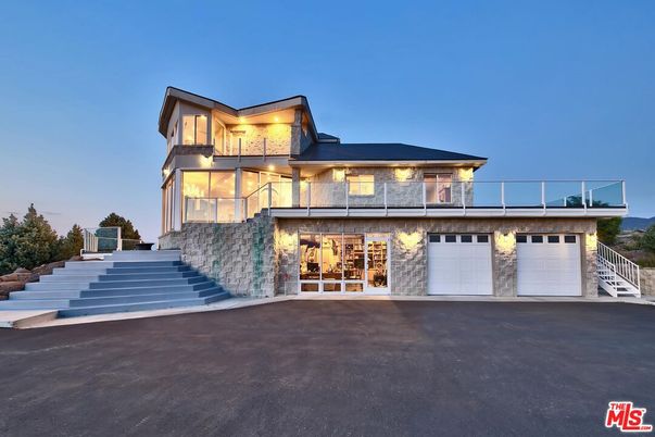 Attached, Exterior, Facade, Modern
