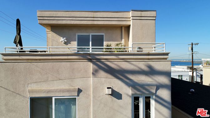 Exterior, Facade, Water, Modern