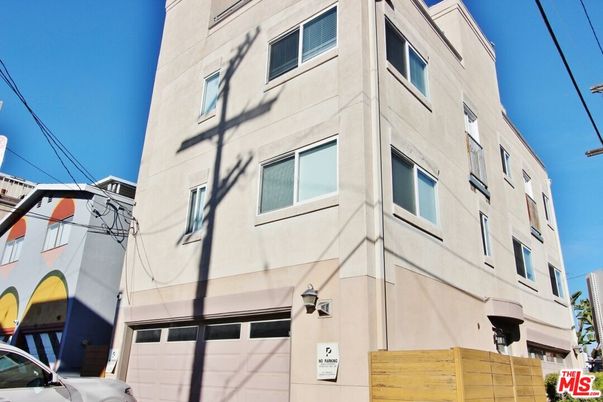 Attached, Exterior, Facade, Rowhouse