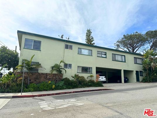 Exterior, Facade, Modern