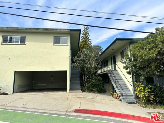 Exterior, Facade, Modern