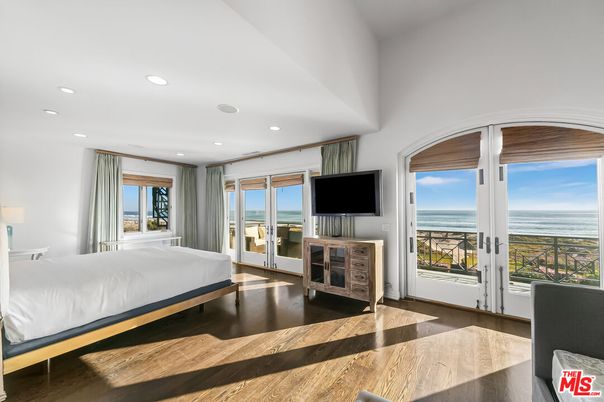 Bedroom, Interior, Recessed Lighting, Water, Wood Texture Flooring