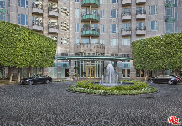 Exterior, Facade, Condo Building