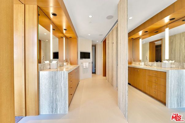 Bathroom, Dual Sink Vanities, Interior, Recessed Lighting