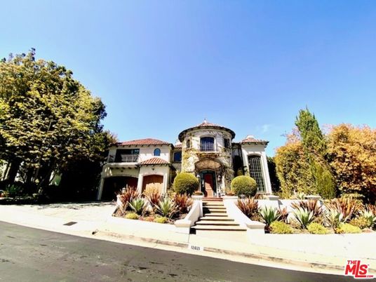 Attached, Exterior, Facade, Mediterranean