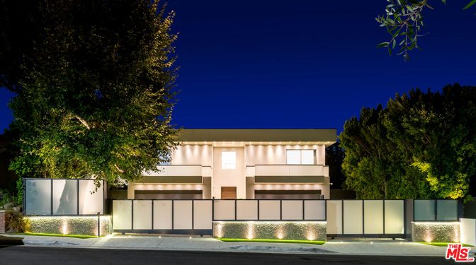 Exterior, Facade, Modern