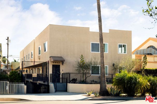 Exterior, Facade, Modern