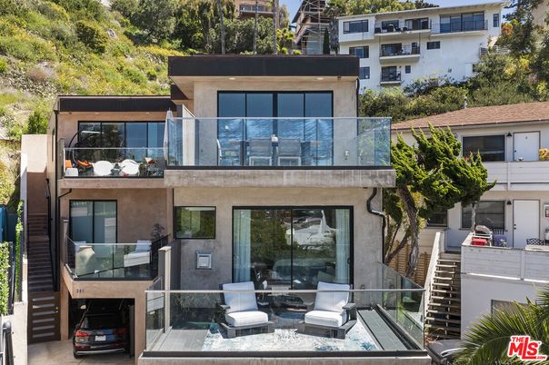 Exterior, Facade, Modern