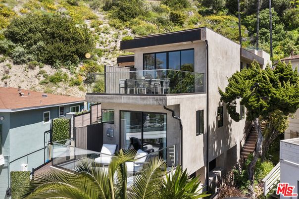 Exterior, Facade, Modern