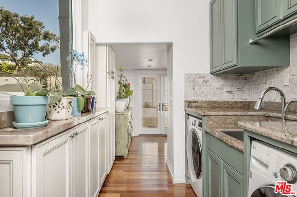 Interior, Washer, Wood Texture Flooring
