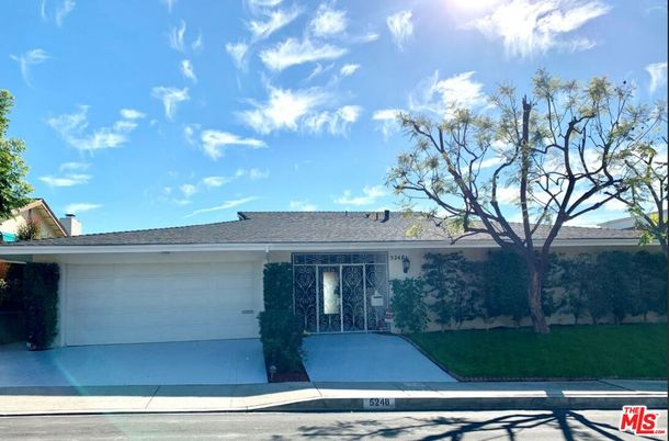 Attached, Exterior, Facade, Ranch