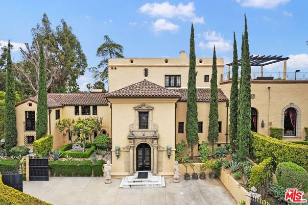 Exterior, Facade, Mediterranean