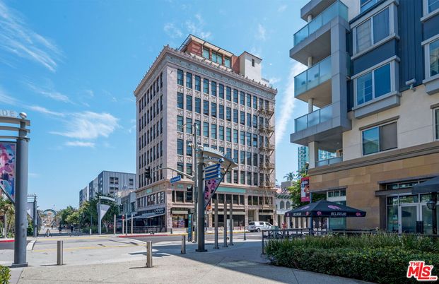 Exterior, Facade, Highrise