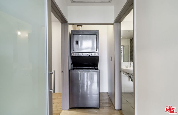 Interior, Utility Closets, Washer, Wood Texture Flooring