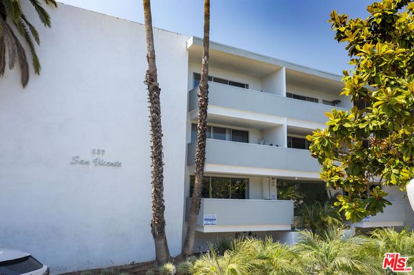 Exterior, Facade, Modern