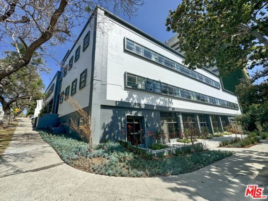 Exterior, Facade, Modern