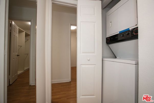 Interior, Utility Closets, Washer, Wood Texture Flooring